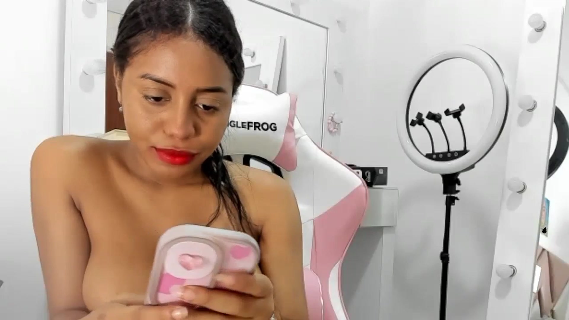 Gallery image thumbnail from KellyManely's myfreecams stream on, 12/21/2023, 17:19 image 14 of 20