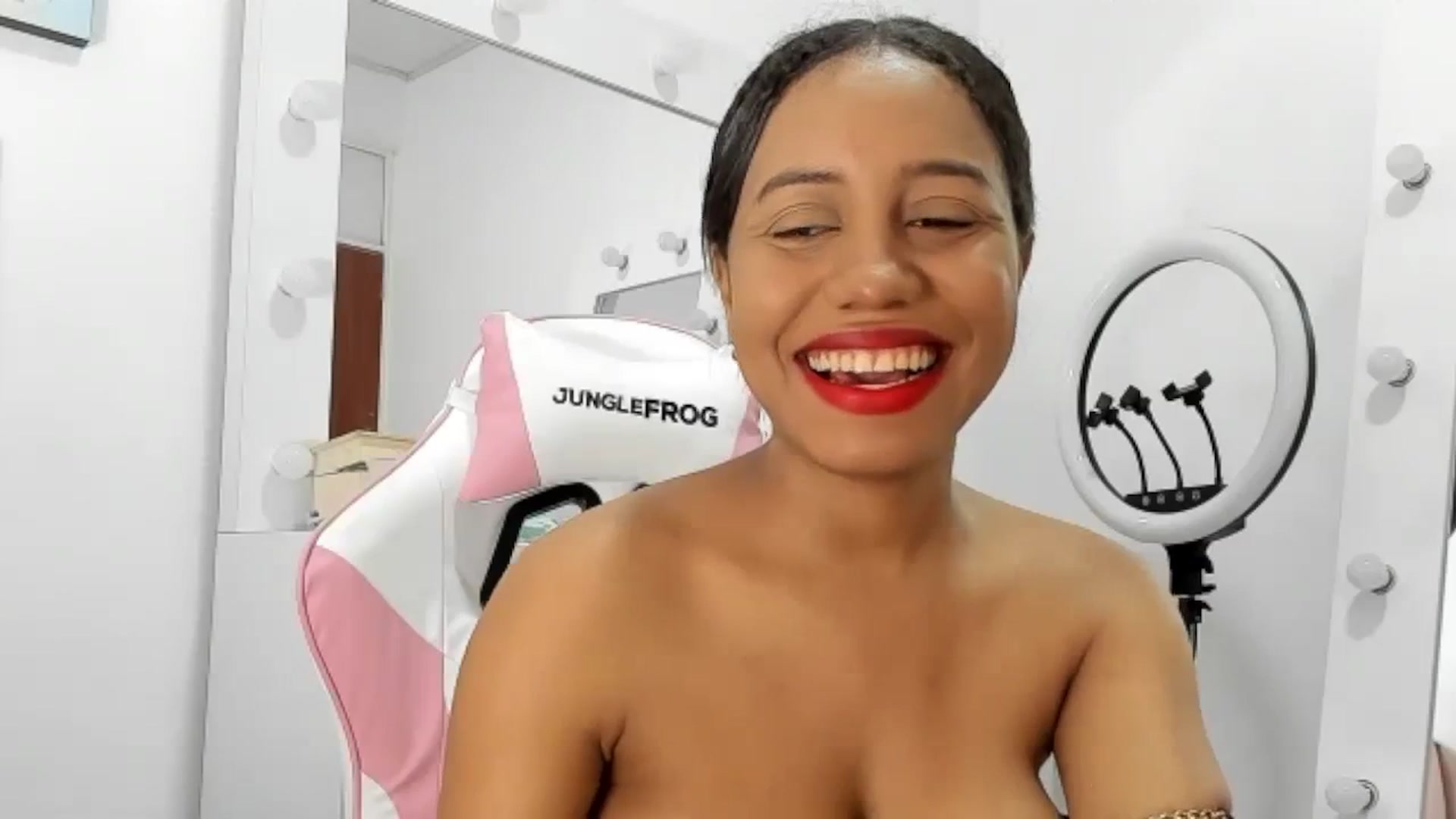 Gallery image thumbnail from KellyManely's myfreecams stream on, 12/22/2023, 15:46 image 11 of 20