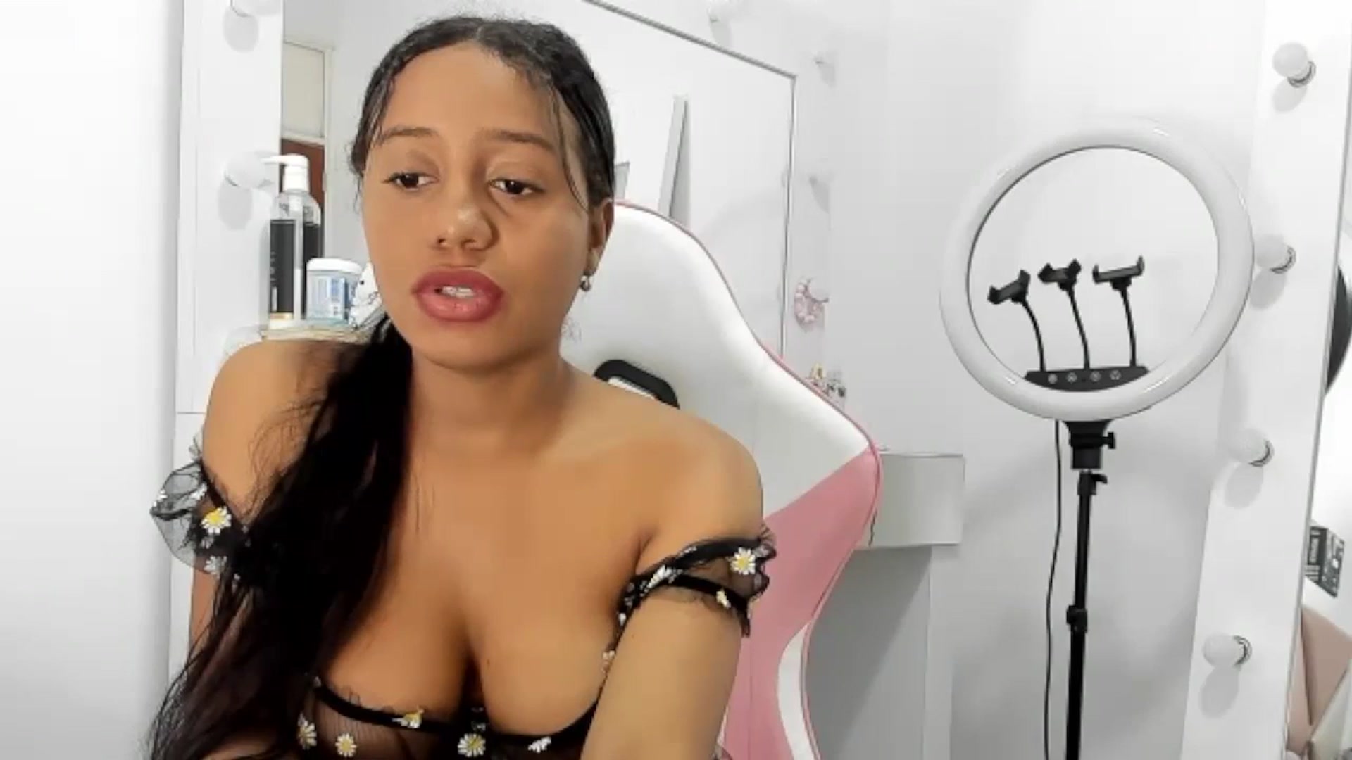 Gallery image thumbnail from KellyManely's myfreecams stream on, 01/08/2024, 17:00 image 19 of 20