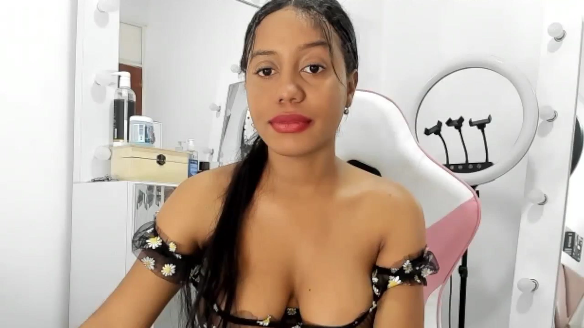 Gallery image thumbnail from KellyManely's myfreecams stream on, 01/08/2024, 17:00 image 9 of 20