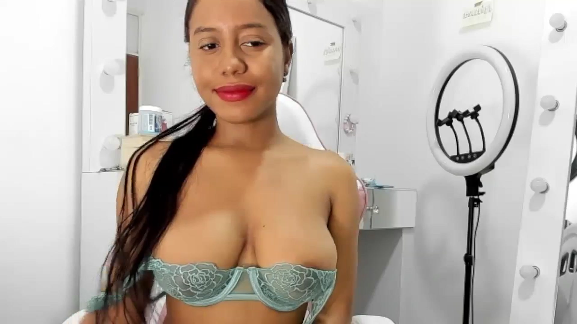 Gallery image thumbnail from KellyManely's myfreecams stream on, 01/12/2024, 14:12 image 7 of 20