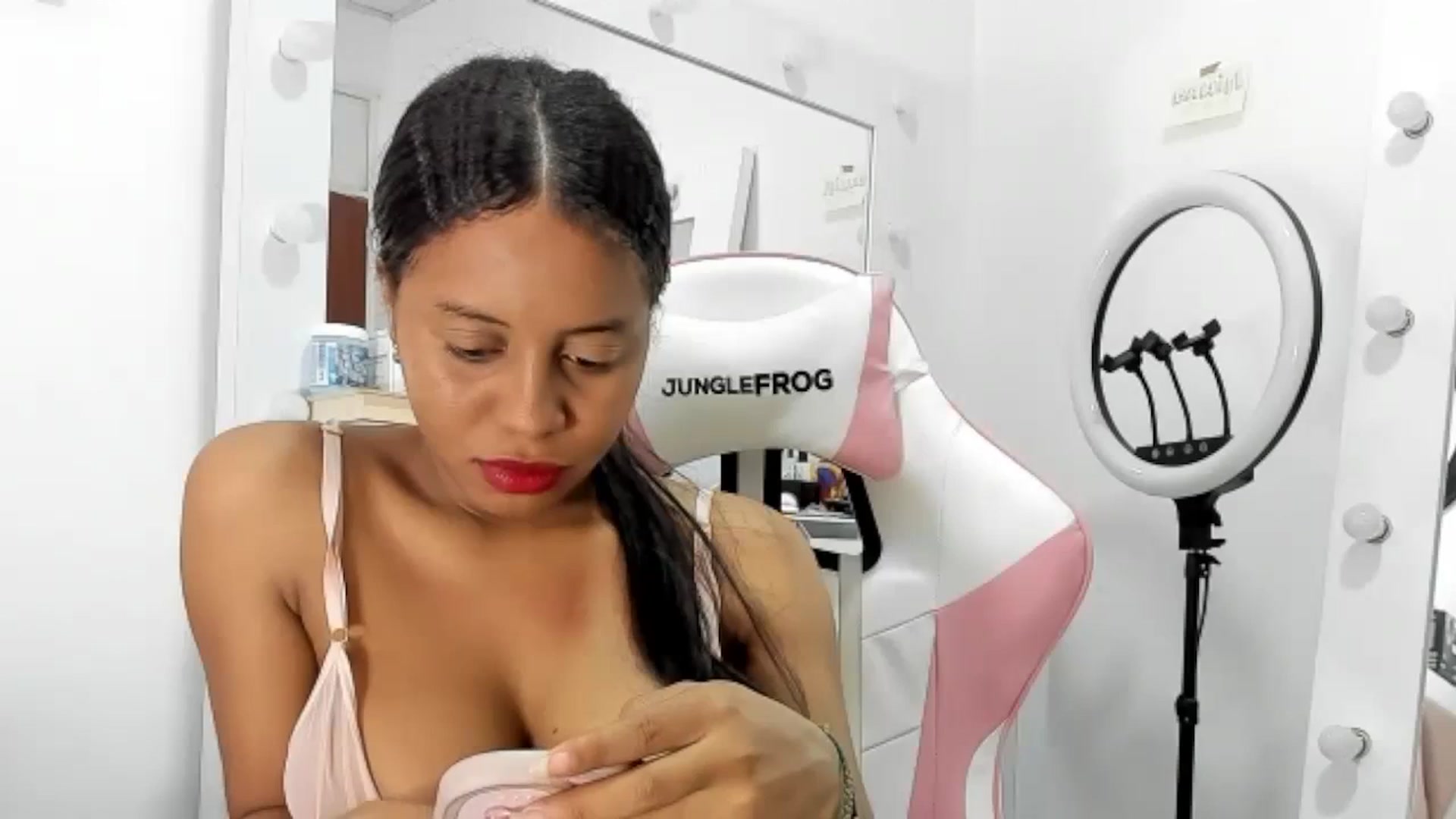 Gallery image thumbnail from KellyManely's myfreecams stream on, 01/15/2024, 16:28 image 18 of 20