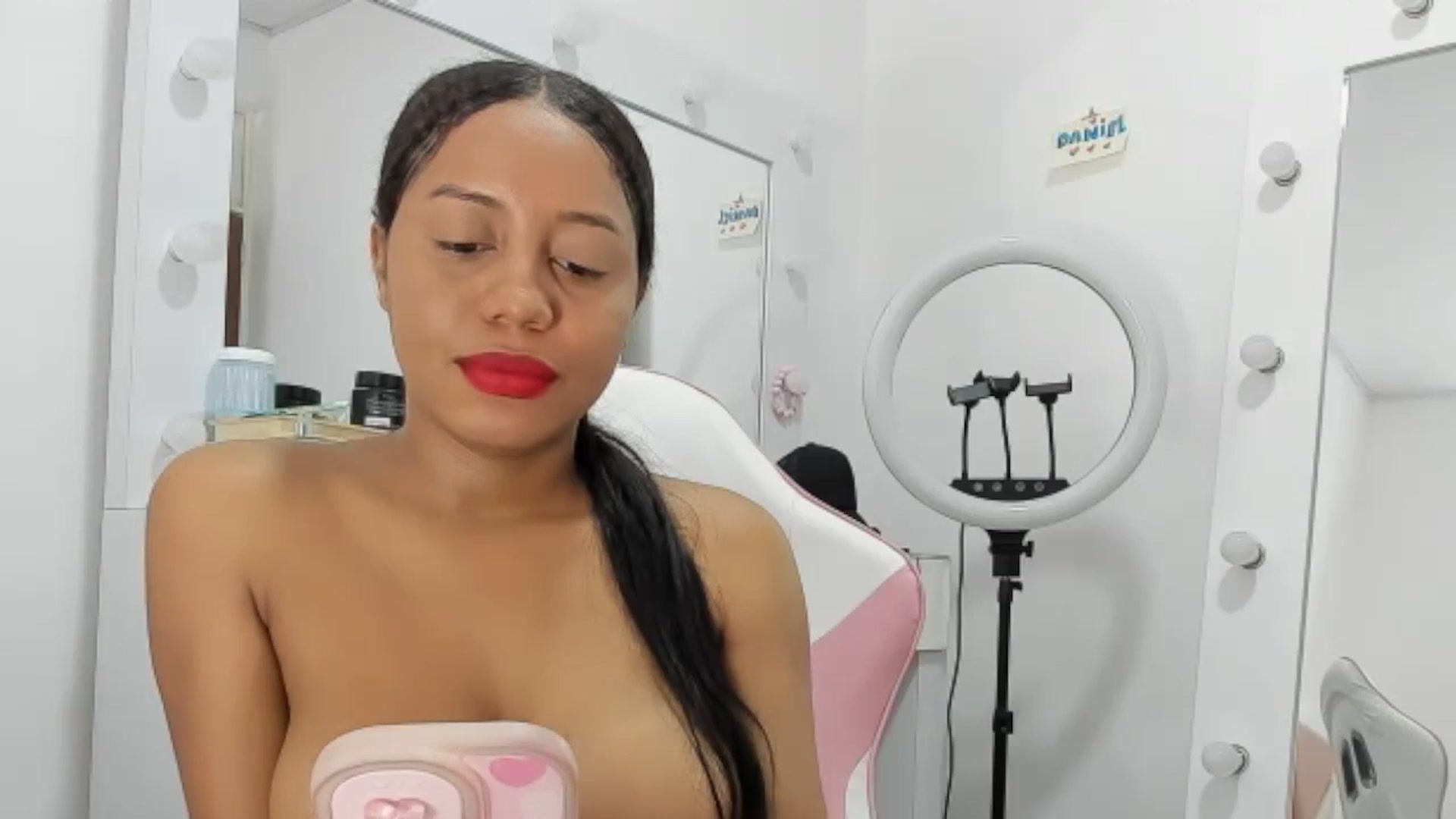 Gallery image thumbnail from KellyManely's myfreecams stream on, 01/29/2024, 15:17 image 2 of 20