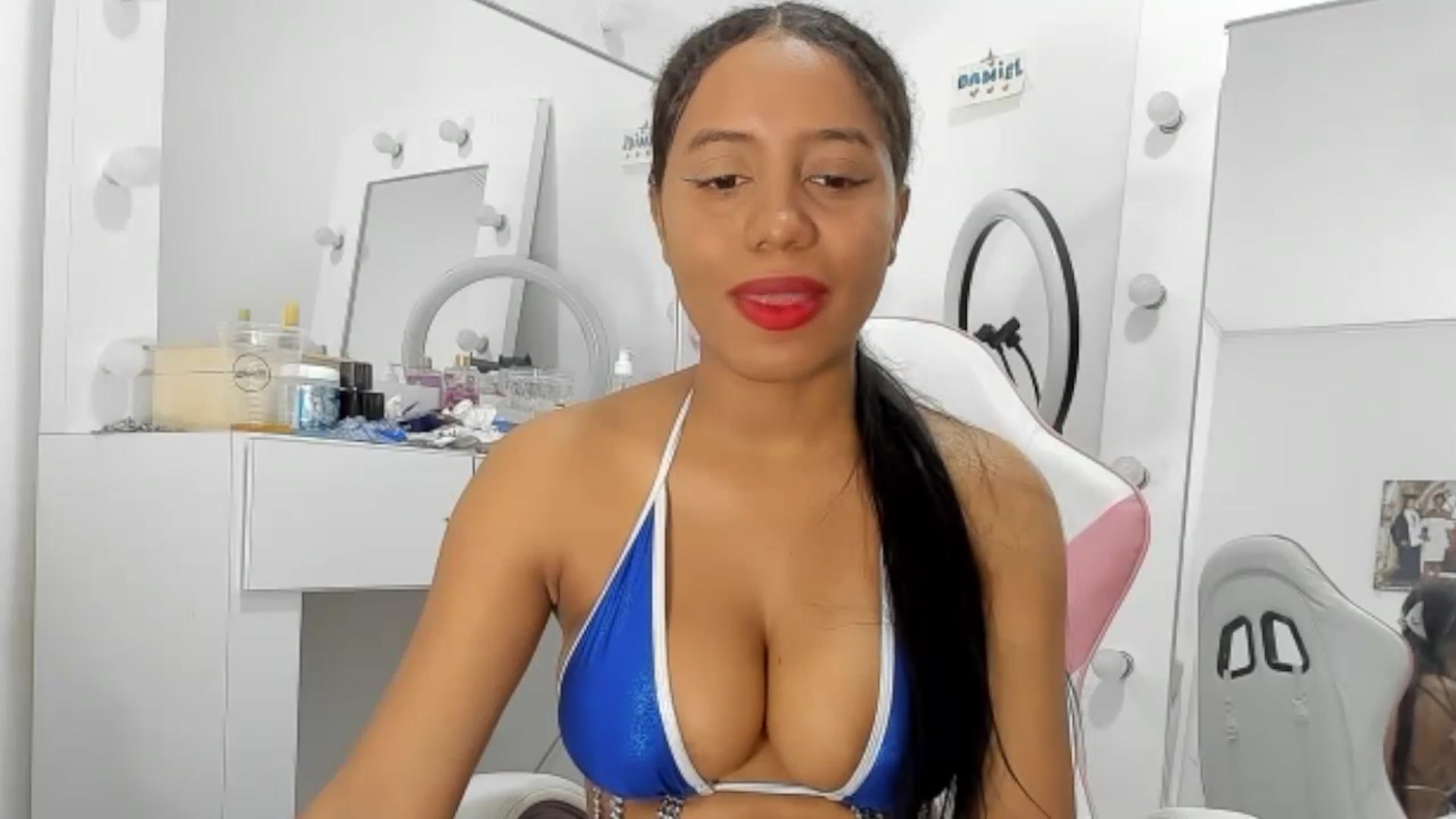Gallery image thumbnail from KellyManely's myfreecams stream on, 03/04/2024, 15:59 image 12 of 20