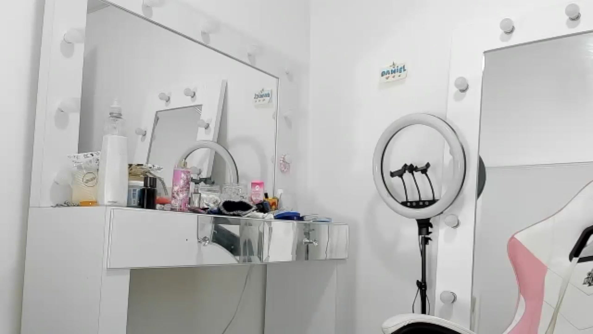 Gallery image thumbnail from KellyManely's myfreecams stream on, 03/07/2024, 15:57 image 3 of 20