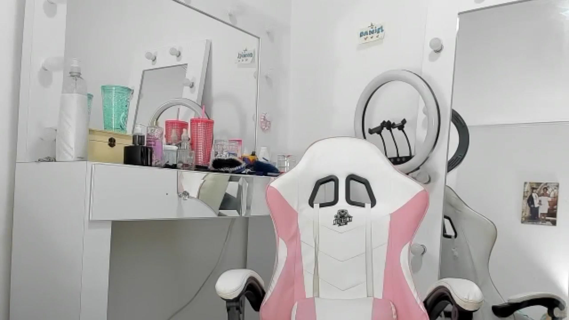 Gallery image thumbnail from KellyManely's myfreecams stream on, 03/14/2024, 15:57 image 16 of 20
