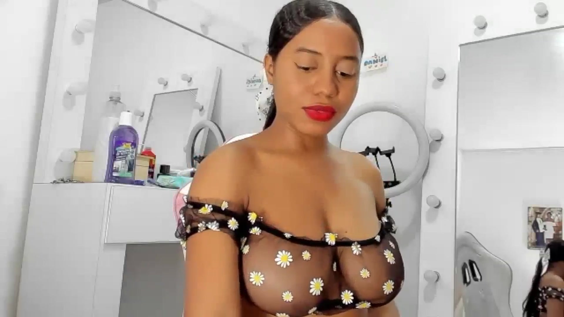 Gallery image thumbnail from KellyManely's myfreecams stream on, 03/21/2024, 16:06 image 18 of 20