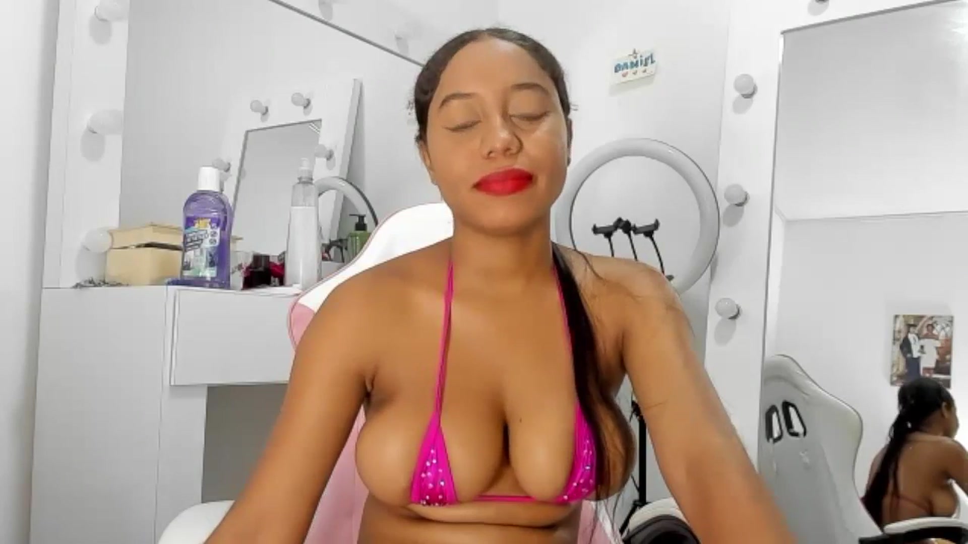 Gallery image thumbnail from KellyManely's myfreecams stream on, 04/02/2024, 16:36 image 17 of 20