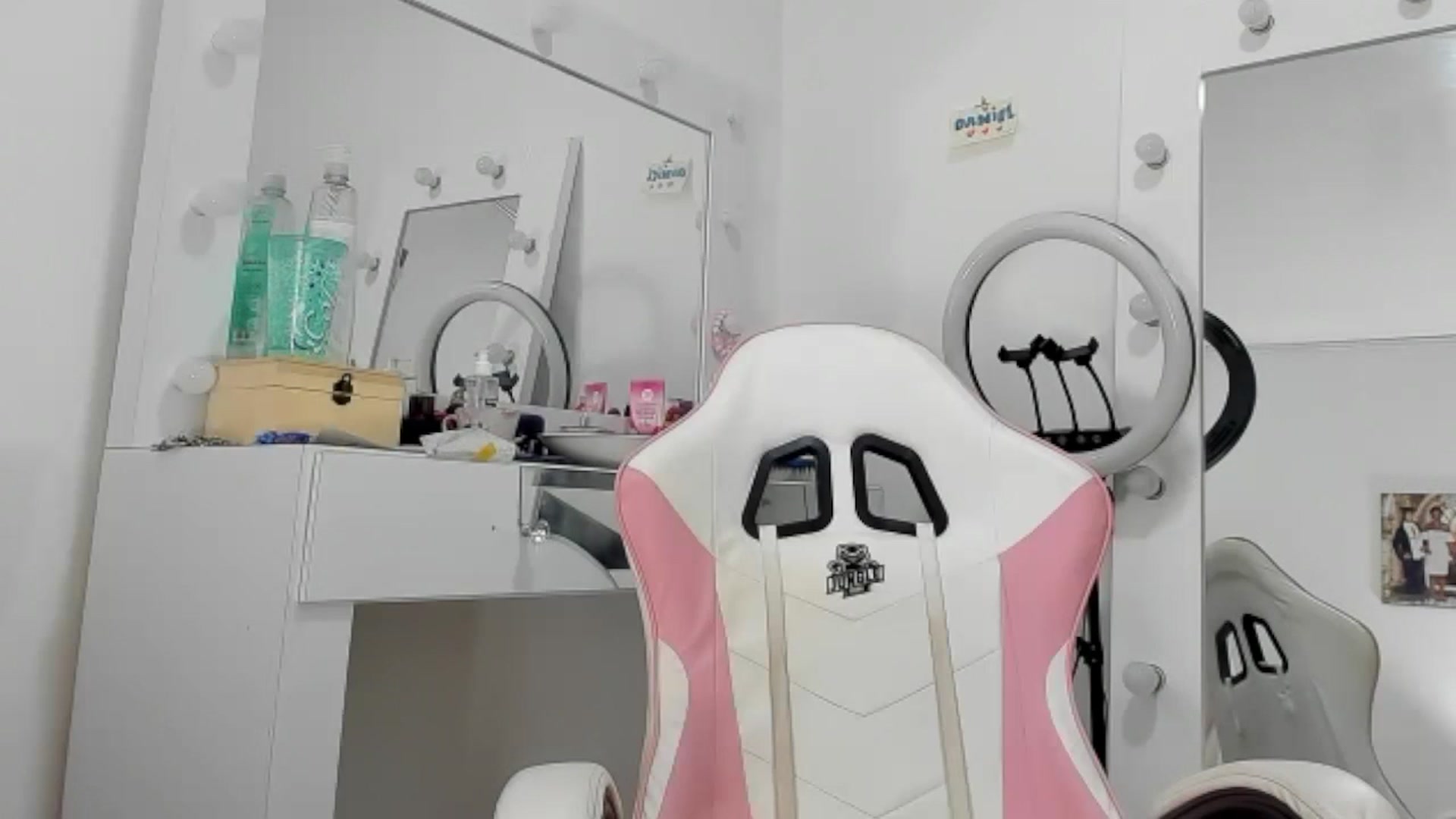 Gallery image thumbnail from KellyManely's myfreecams stream on, 04/08/2024, 16:35 image 20 of 20