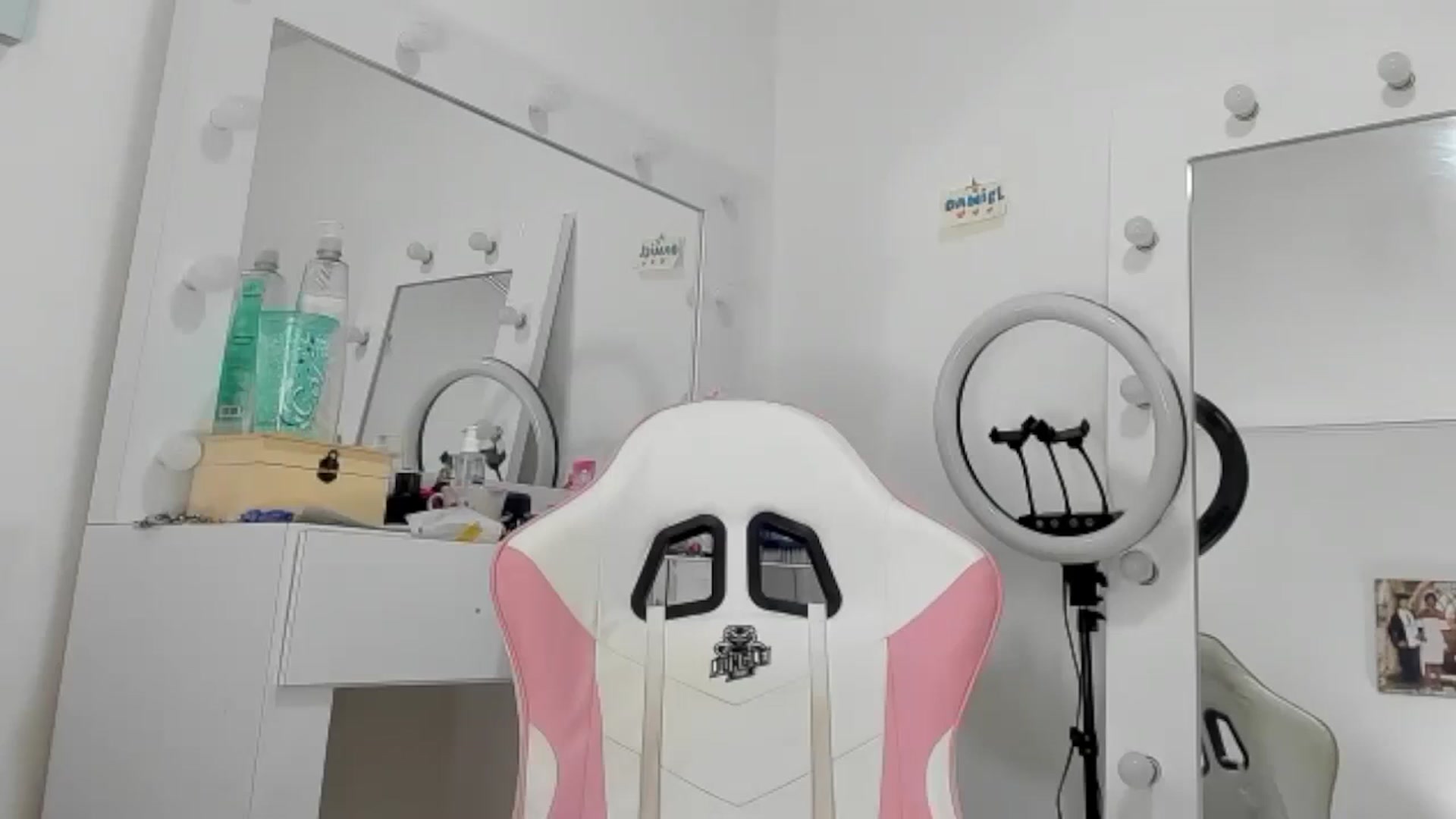 Gallery image thumbnail from KellyManely's myfreecams stream on, 04/08/2024, 16:35 image 4 of 20