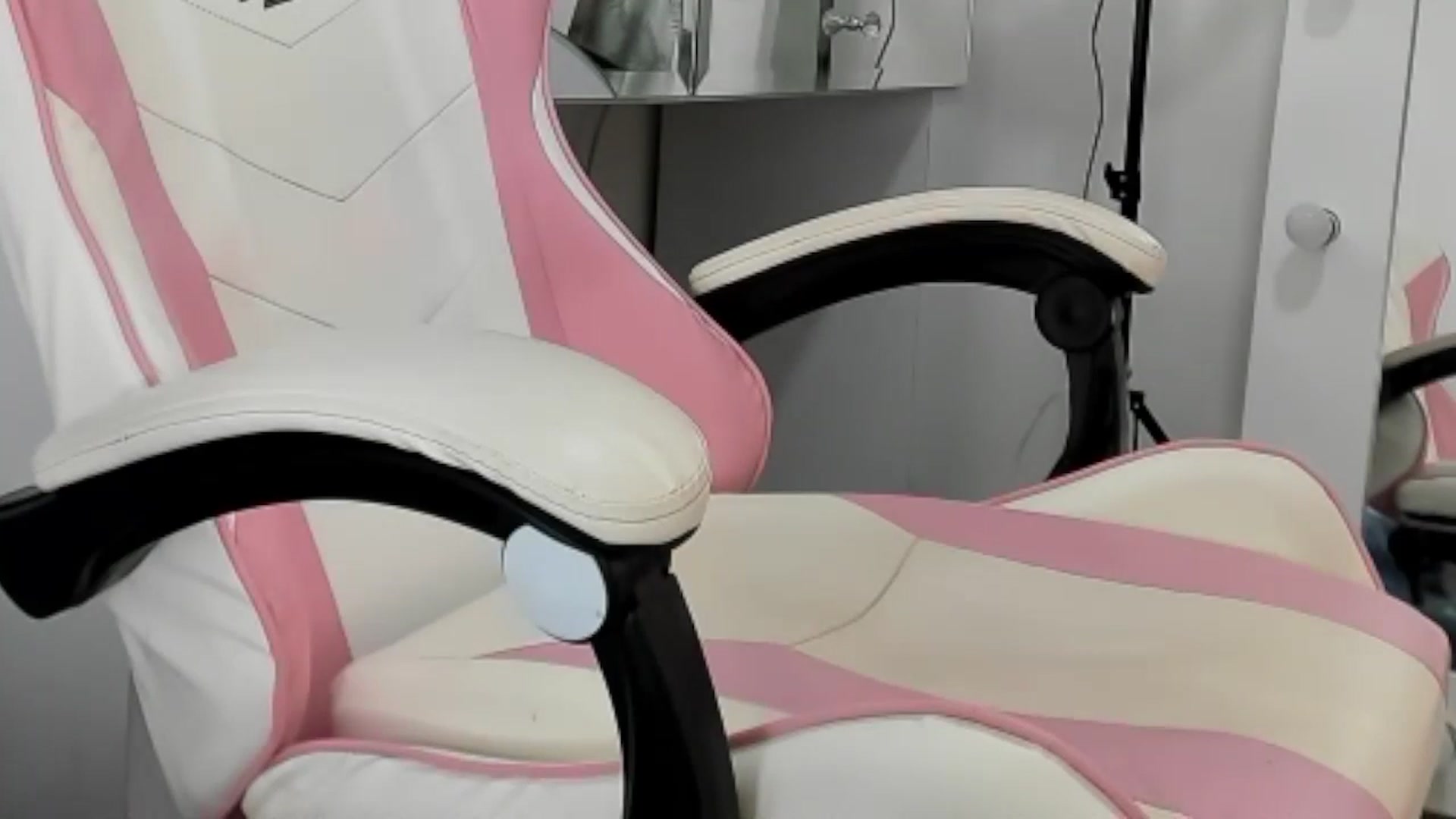 Gallery image thumbnail from KellyManely's myfreecams stream on, 05/22/2024, 15:39 image 14 of 20