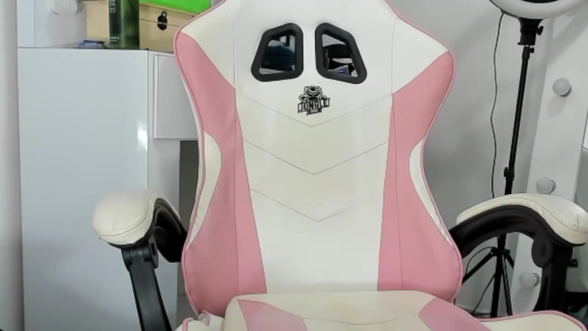 Gallery image thumbnail from KellyManely's myfreecams stream on, 06/15/2024, 14:49 image 13 of 20