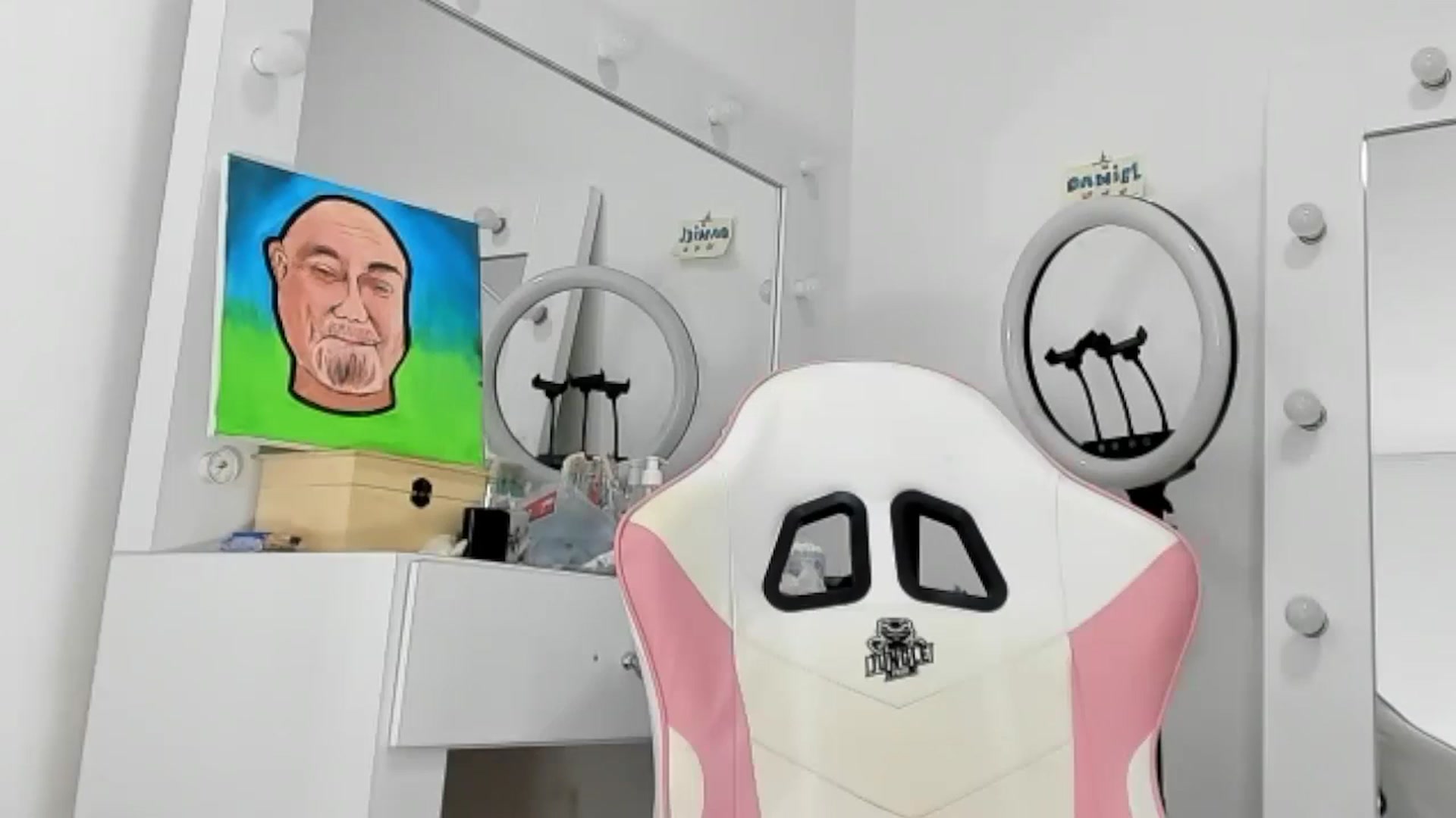 Gallery image thumbnail from KellyManely's myfreecams stream on, 06/22/2024, 14:28 image 12 of 20