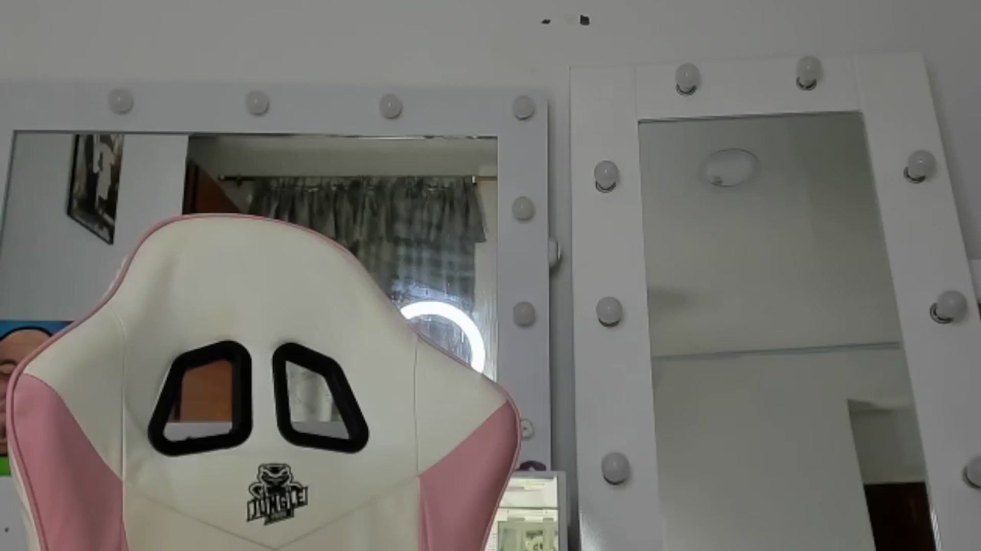 Gallery image thumbnail from KellyManely's myfreecams stream on, 12/17/2024, 15:12 image 19 of 20