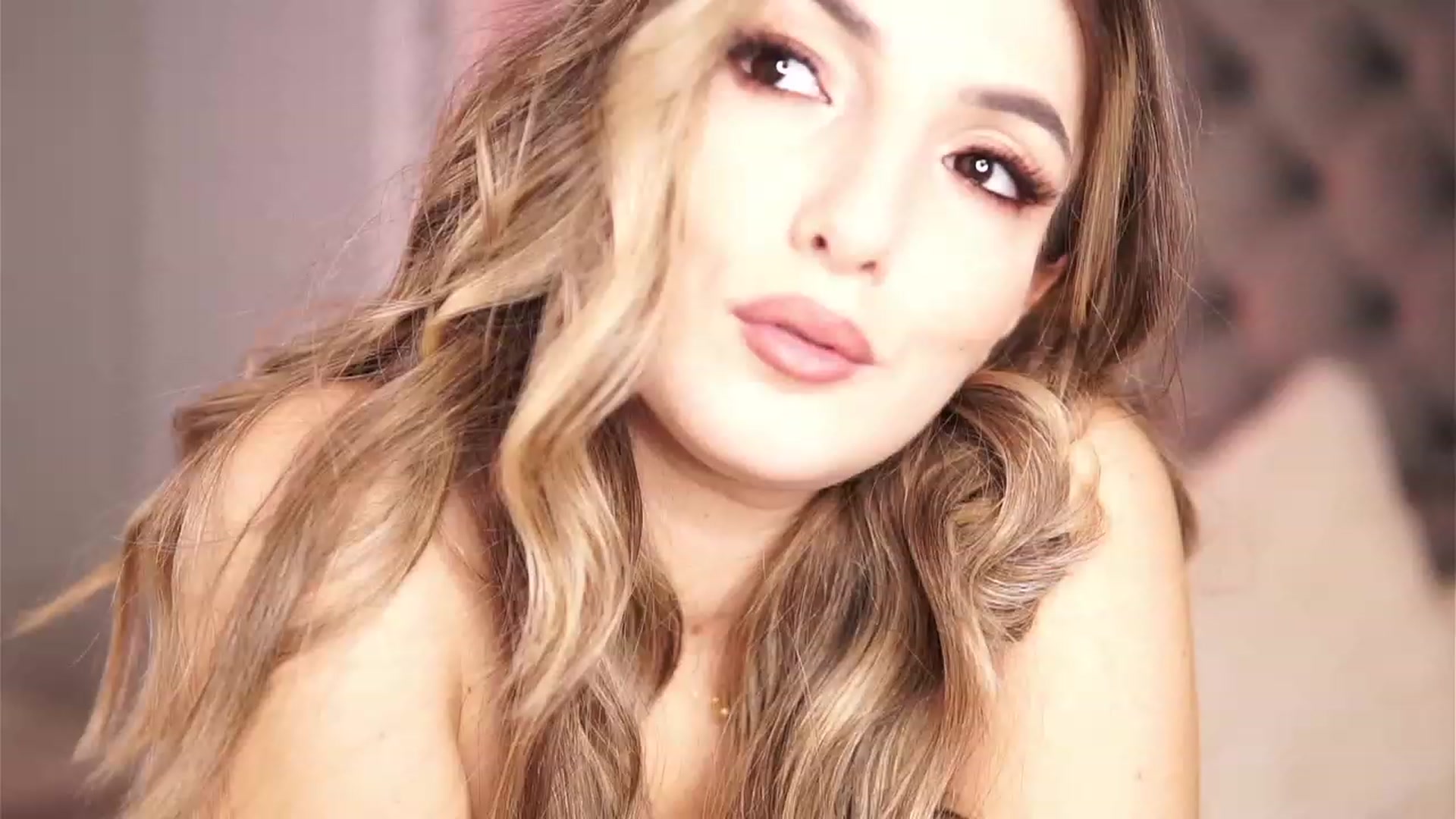 Gallery image thumbnail from KellyMathews's myfreecams stream on, 12/17/2023, 09:51 image 13 of 20