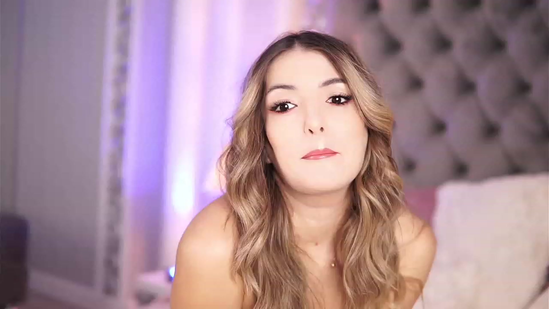 Gallery image thumbnail from KellyMathews's myfreecams stream on, 12/19/2023, 08:47 image 9 of 20
