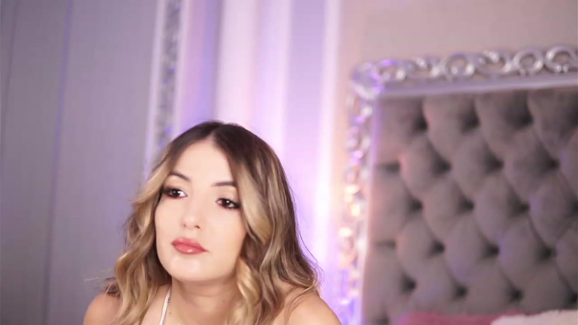 Gallery image thumbnail from KellyMathews's myfreecams stream on, 12/19/2023, 08:47 image 18 of 20