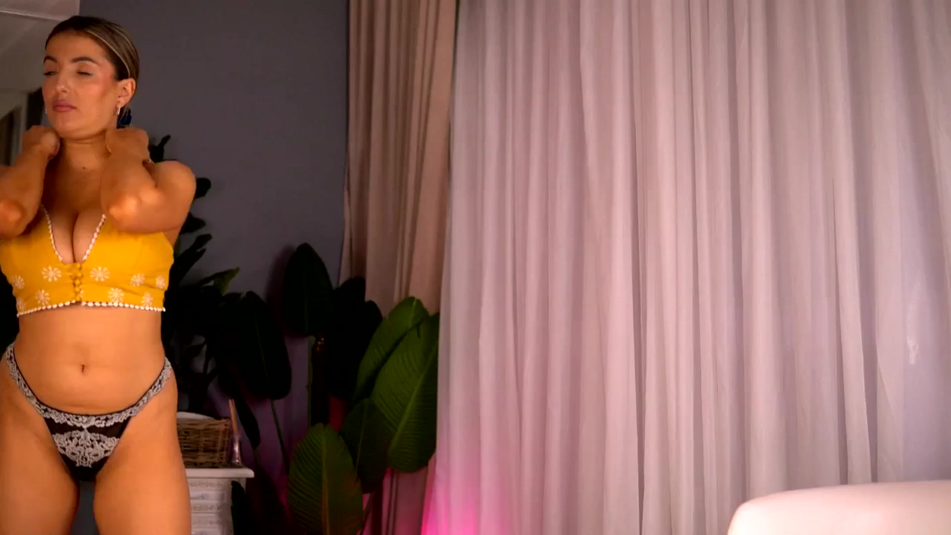 Gallery image thumbnail from KellyMathews's myfreecams stream on, 06/26/2025, 10:03 image 4 of 20