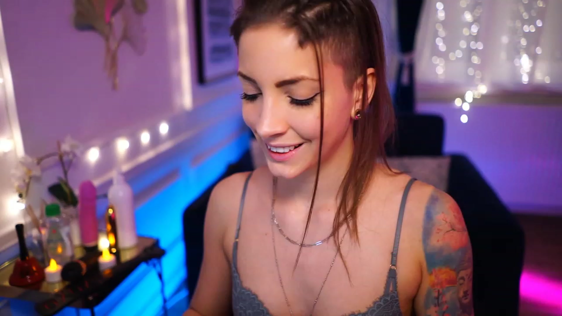 Gallery image thumbnail from Kend_dall's myfreecams stream on, 11/17/2022, 14:16 image 1 of 20