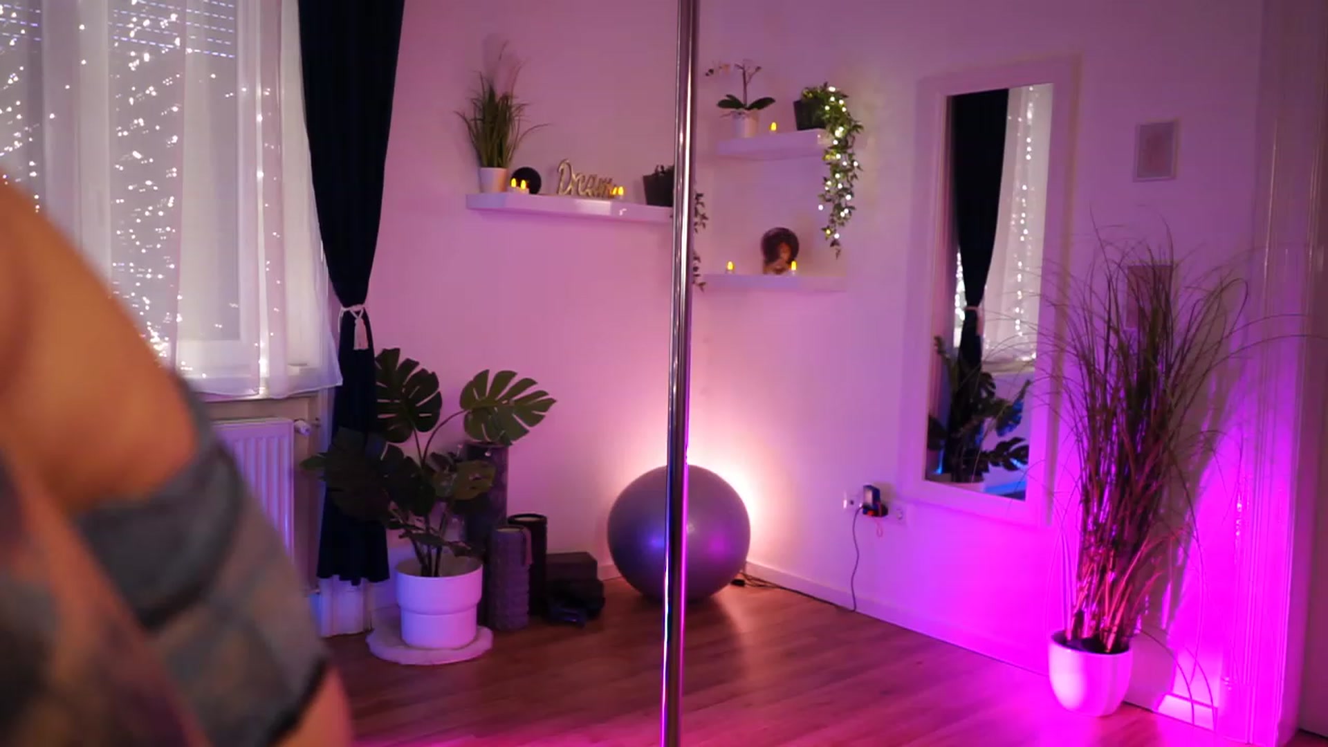 Gallery image thumbnail from Kend_dall's myfreecams stream on, 11/17/2022, 14:16 image 15 of 20