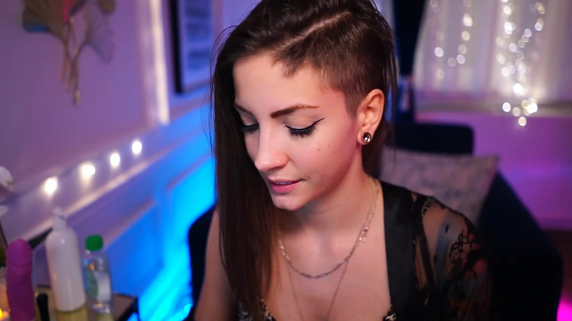 Gallery image thumbnail from Kend_dall's myfreecams stream on, 11/21/2022, 16:29 image 9 of 20