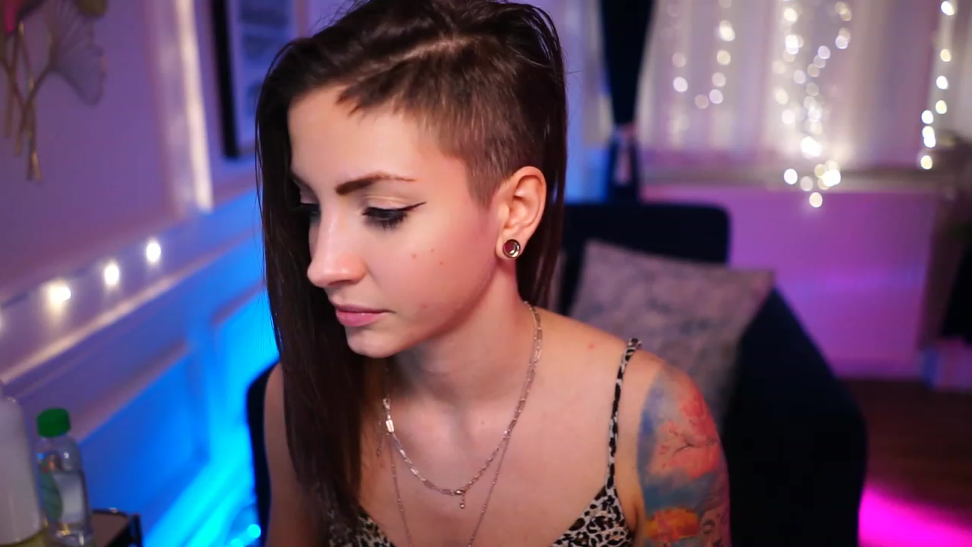 Gallery image thumbnail from Kend_dall's myfreecams stream on, 11/21/2022, 16:29 image 18 of 20