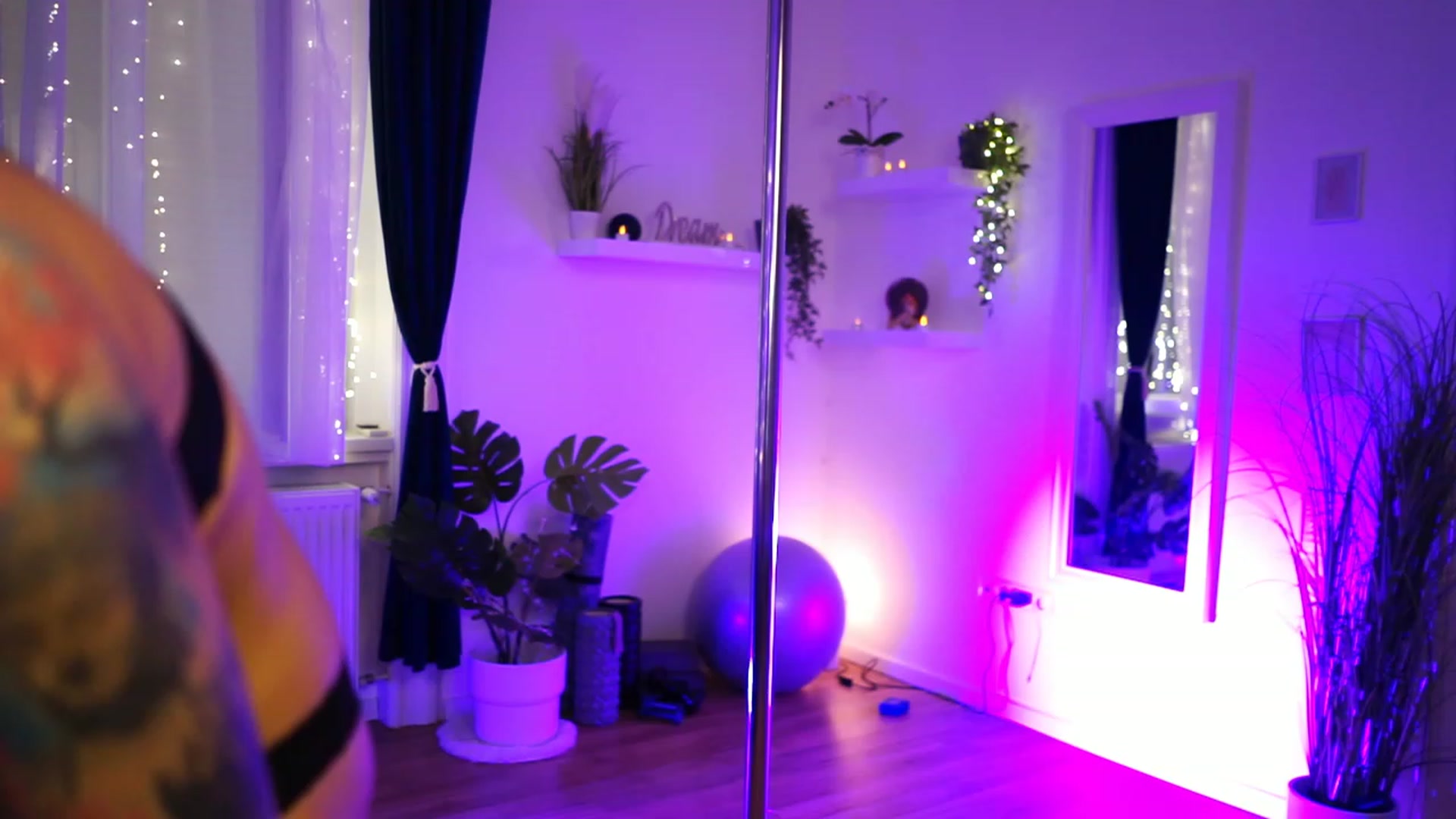 Gallery image thumbnail from Kend_dall's myfreecams stream on, 11/22/2022, 21:08 image 2 of 20