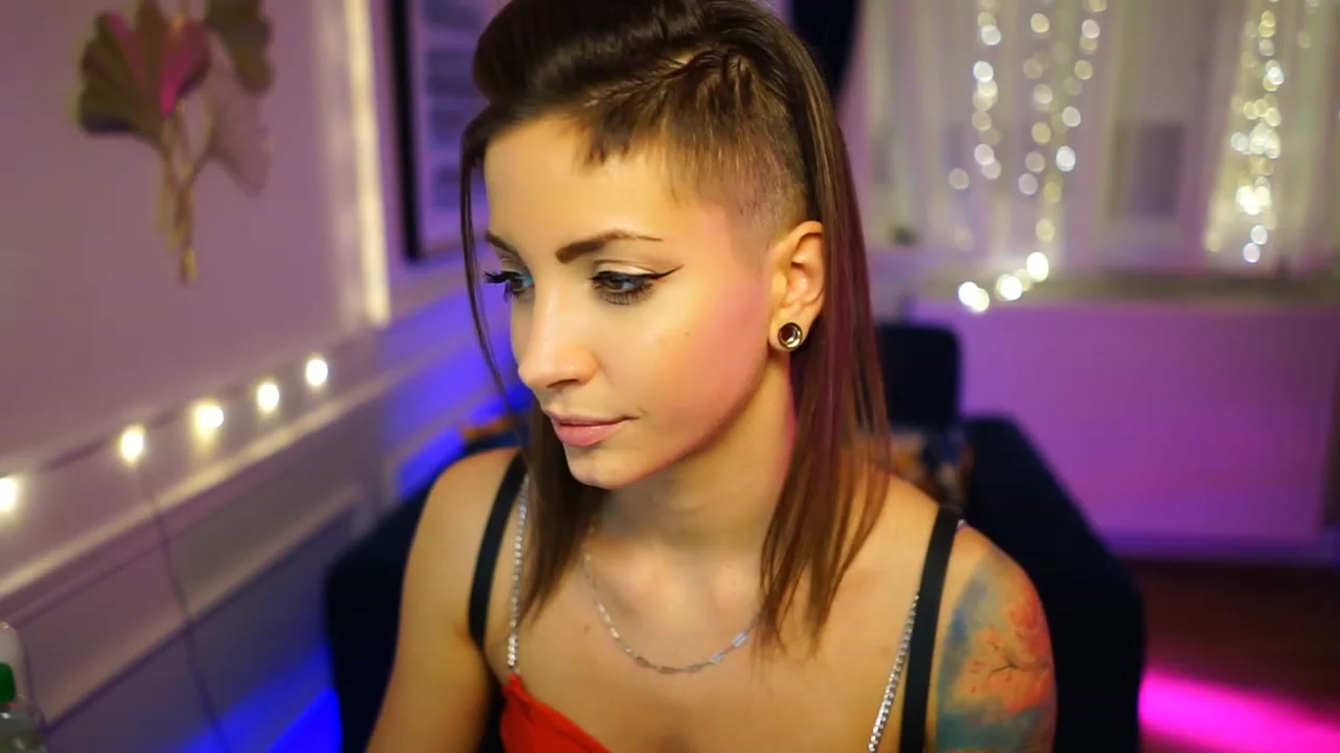 Gallery image thumbnail from Kend_dall's myfreecams stream on, 12/01/2022, 17:20 image 12 of 20