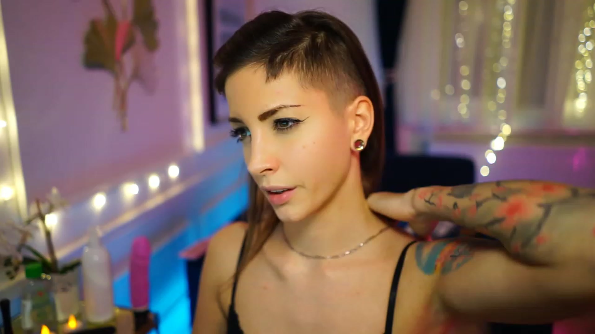 Gallery image thumbnail from Kend_dall's myfreecams stream on, 12/02/2022, 23:46 image 1 of 20