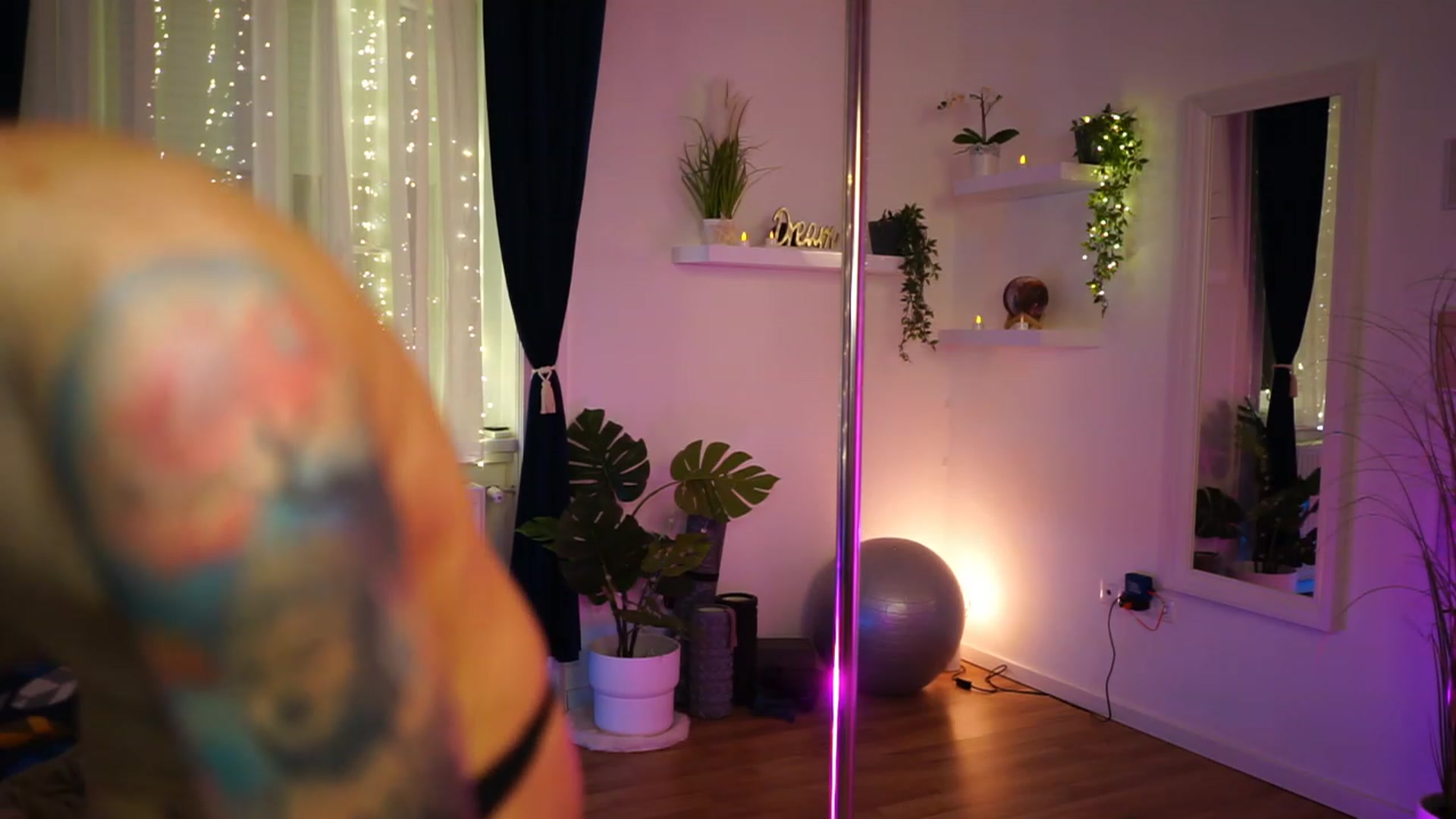 Gallery image thumbnail from Kend_dall's myfreecams stream on, 12/02/2022, 23:46 image 13 of 20