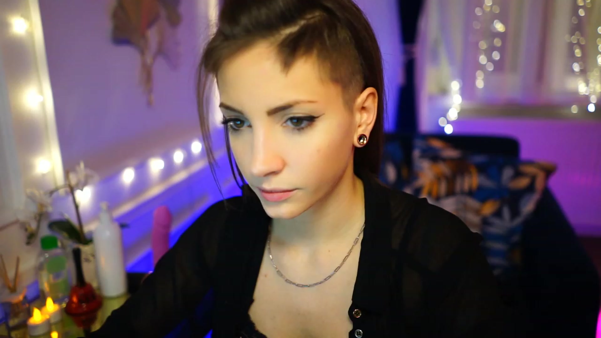 Gallery image thumbnail from Kend_dall's myfreecams stream on, 12/04/2022, 17:40 image 19 of 20