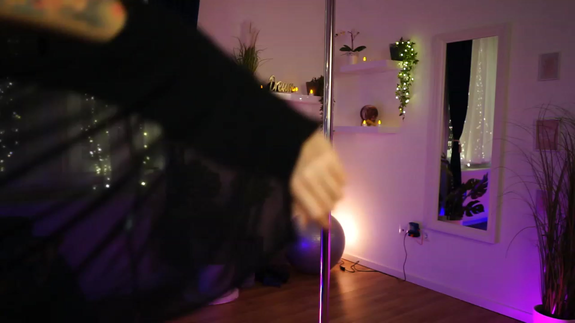 Gallery image thumbnail from Kend_dall's myfreecams stream on, 12/04/2022, 20:16 image 2 of 20