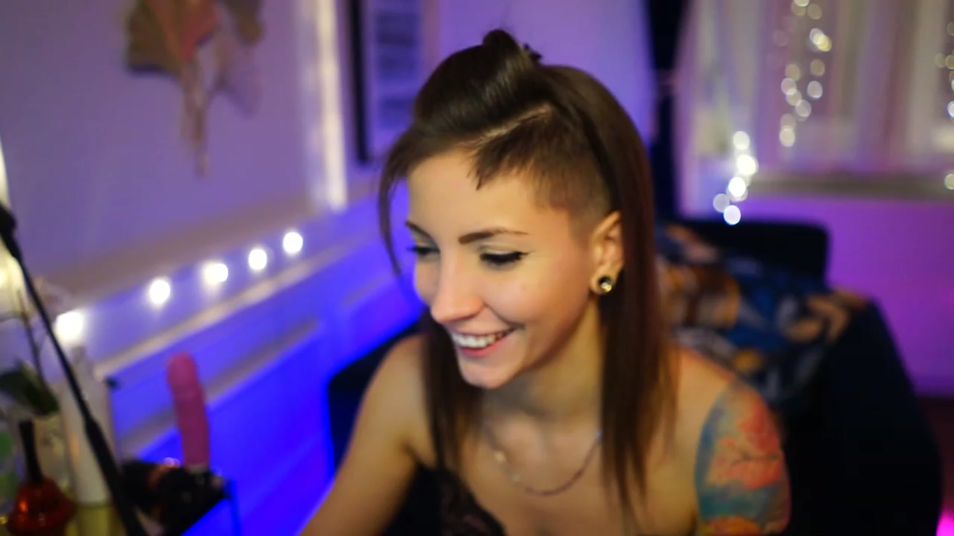 Gallery image thumbnail from Kend_dall's myfreecams stream on, 12/04/2022, 20:16 image 20 of 20