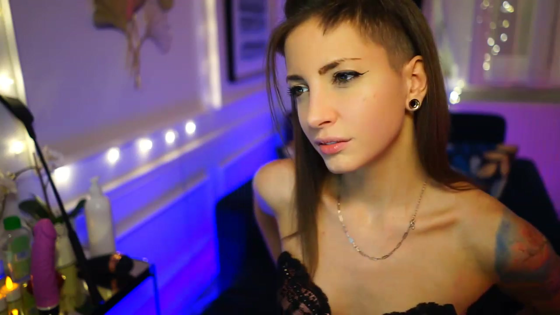 Gallery image thumbnail from Kend_dall's myfreecams stream on, 12/04/2022, 22:46 image 15 of 20