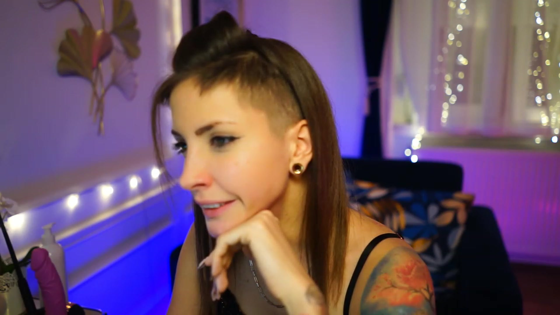 Gallery image thumbnail from Kend_dall's myfreecams stream on, 12/04/2022, 22:46 image 13 of 20