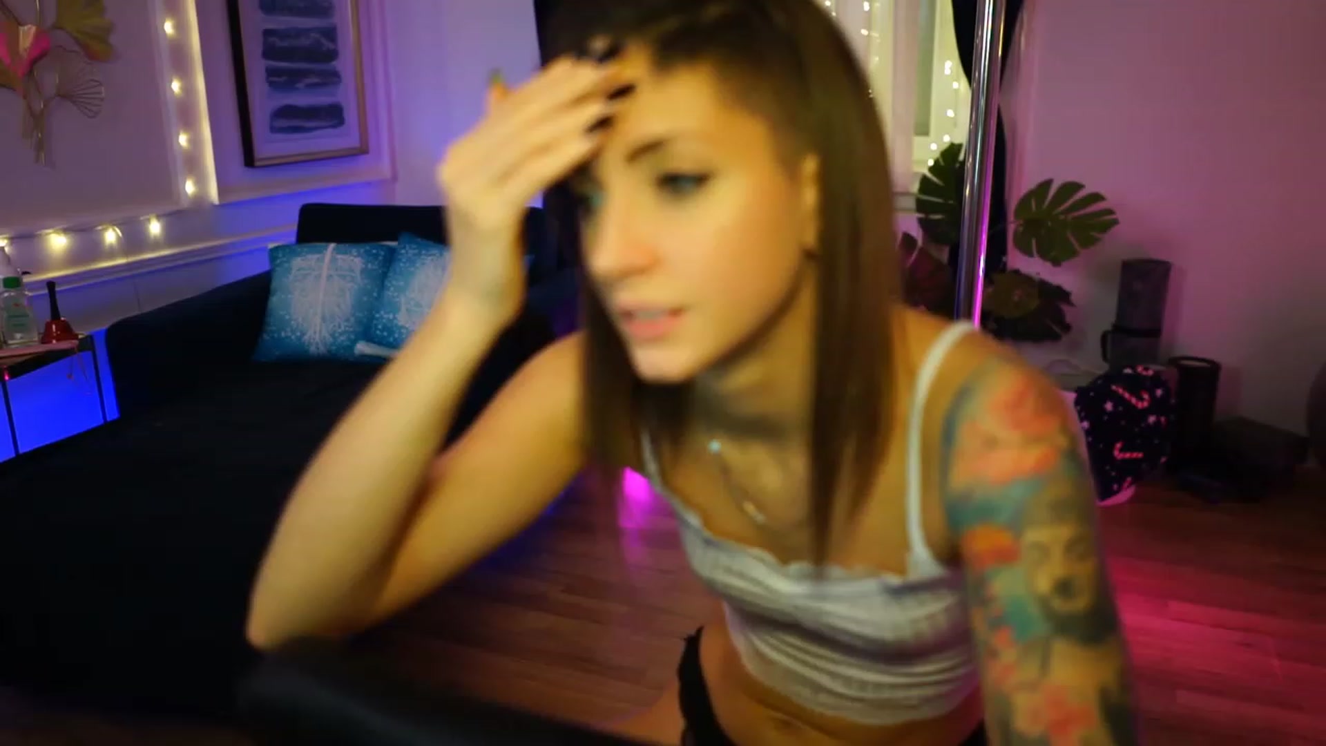 Gallery image thumbnail from Kend_dall's myfreecams stream on, 12/05/2022, 15:32 image 18 of 20