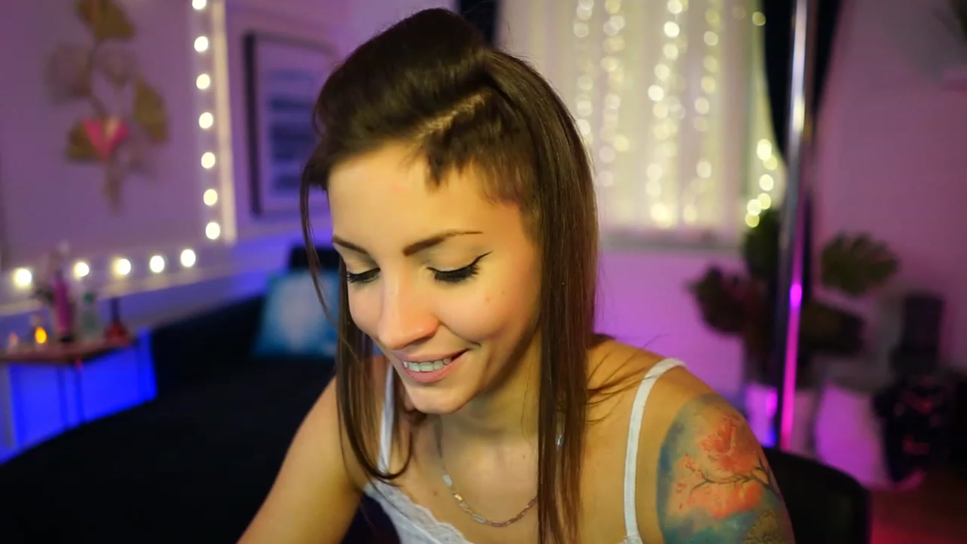 Gallery image thumbnail from Kend_dall's myfreecams stream on, 12/05/2022, 15:32 image 1 of 20