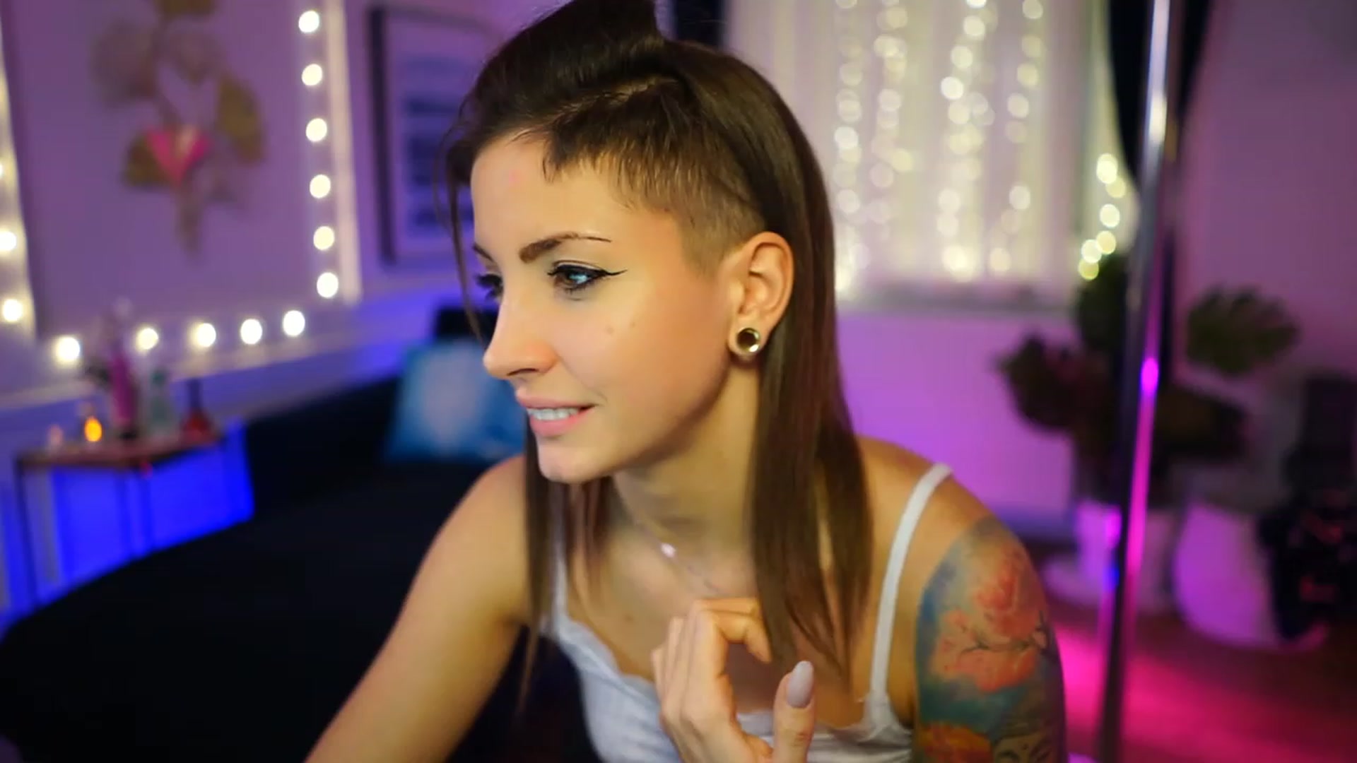 Gallery image thumbnail from Kend_dall's myfreecams stream on, 12/05/2022, 15:32 image 6 of 20