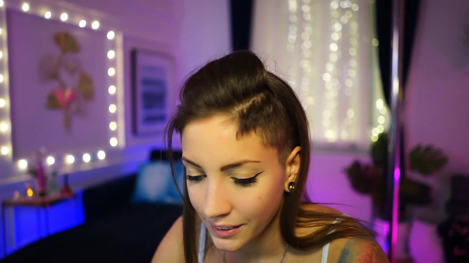 Gallery image thumbnail from Kend_dall's myfreecams stream on, 12/05/2022, 15:32 image 4 of 20