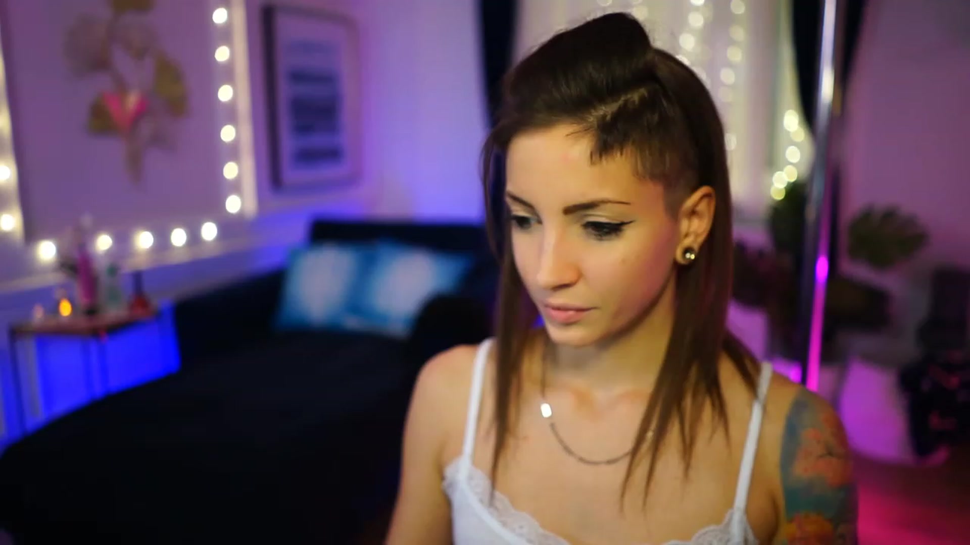 Gallery image thumbnail from Kend_dall's myfreecams stream on, 12/05/2022, 15:32 image 7 of 20