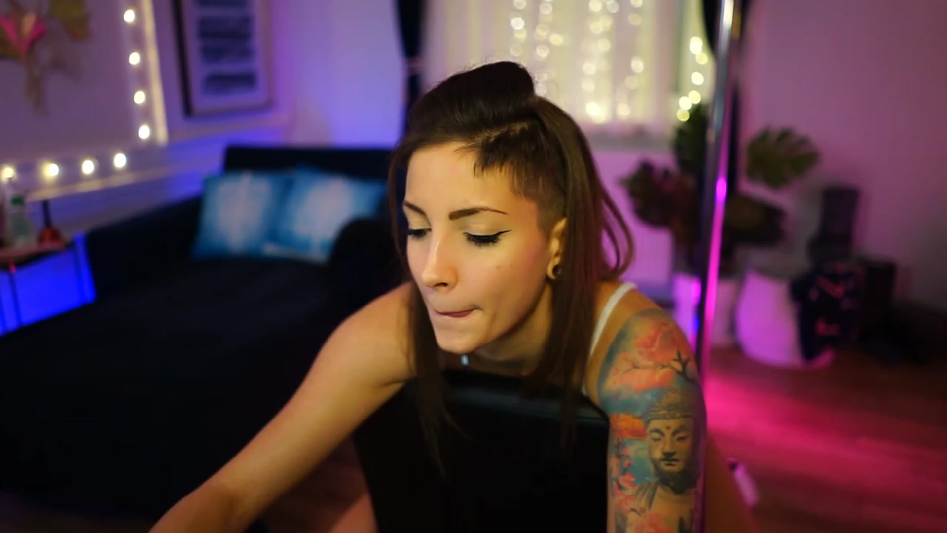 Gallery image thumbnail from Kend_dall's myfreecams stream on, 12/05/2022, 15:32 image 14 of 20