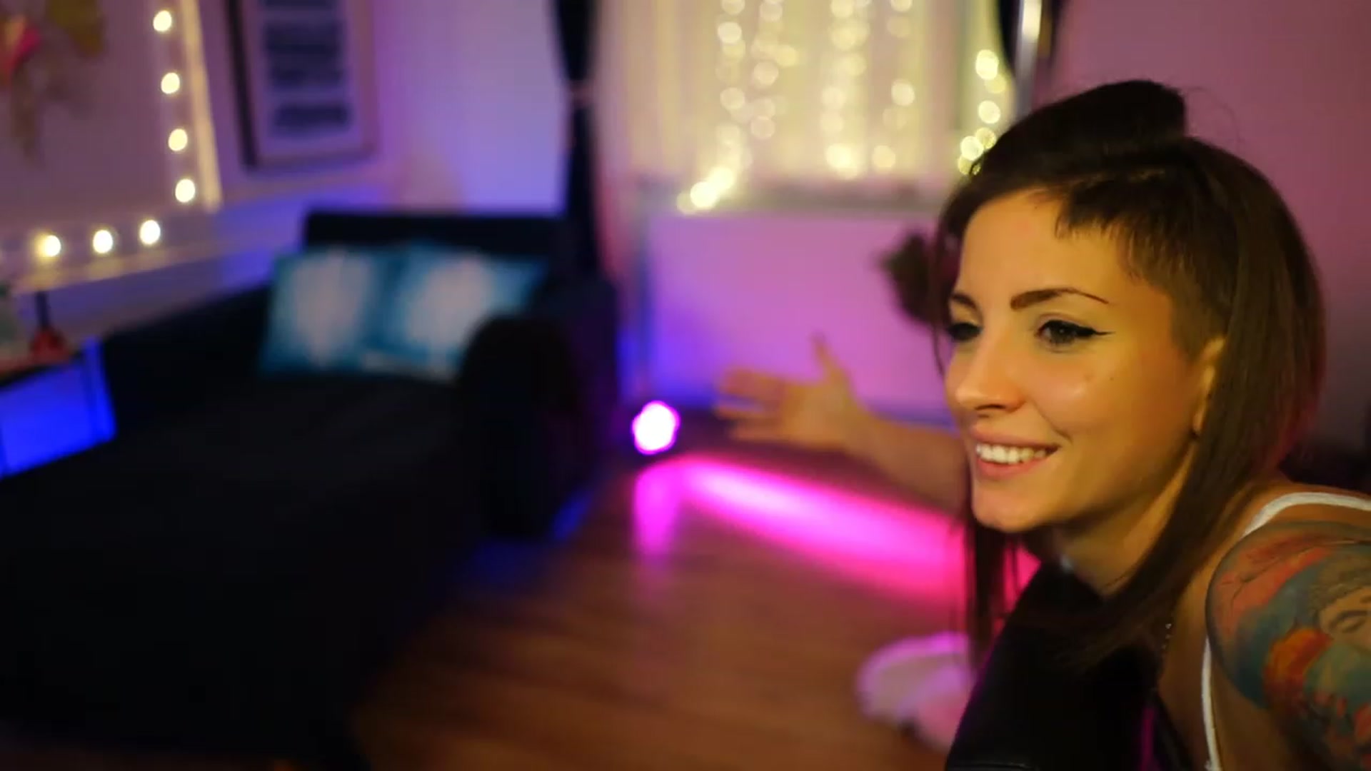 Gallery image thumbnail from Kend_dall's myfreecams stream on, 12/05/2022, 15:32 image 16 of 20