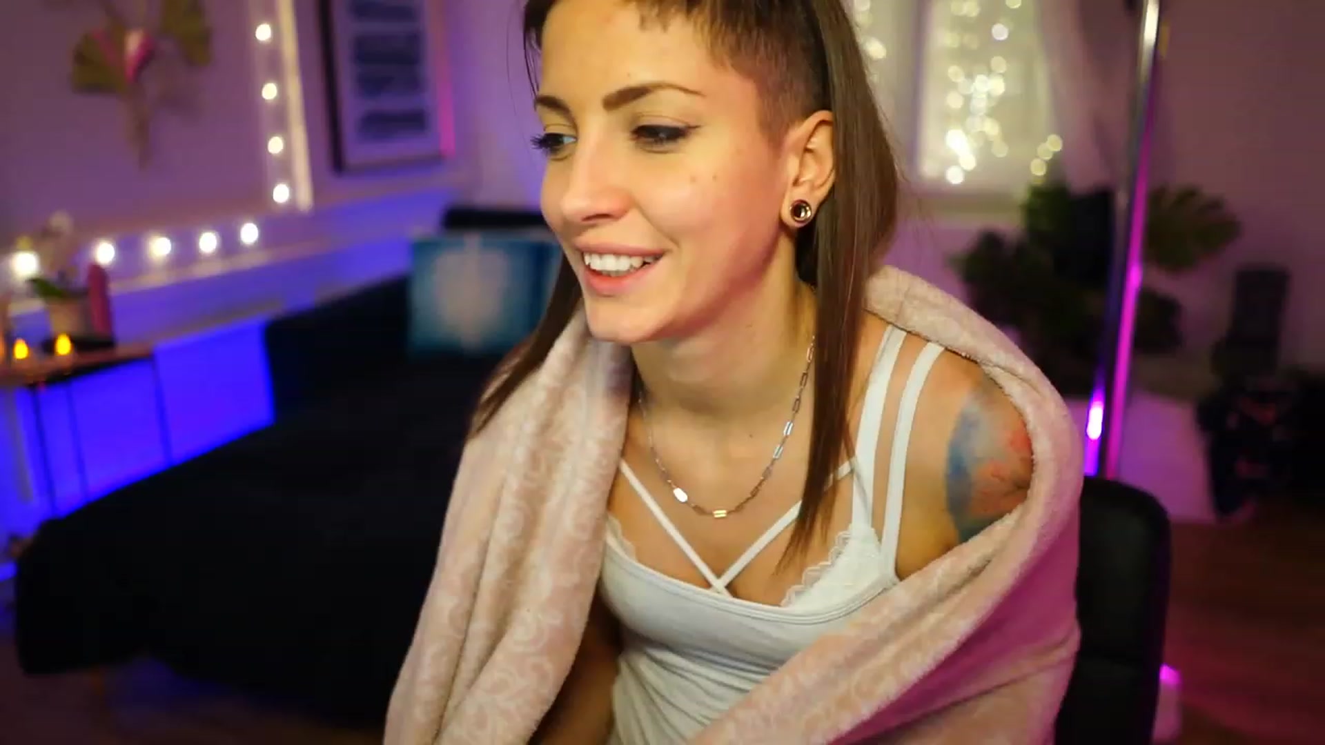 Gallery image thumbnail from Kend_dall's myfreecams stream on, 12/06/2022, 08:41 image 14 of 20