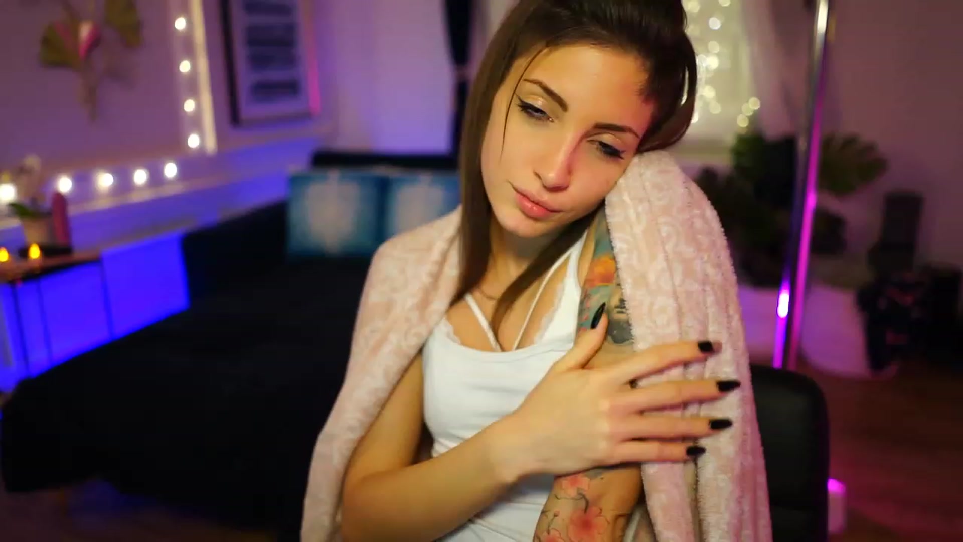 Gallery image thumbnail from Kend_dall's myfreecams stream on, 12/06/2022, 08:41 image 1 of 20