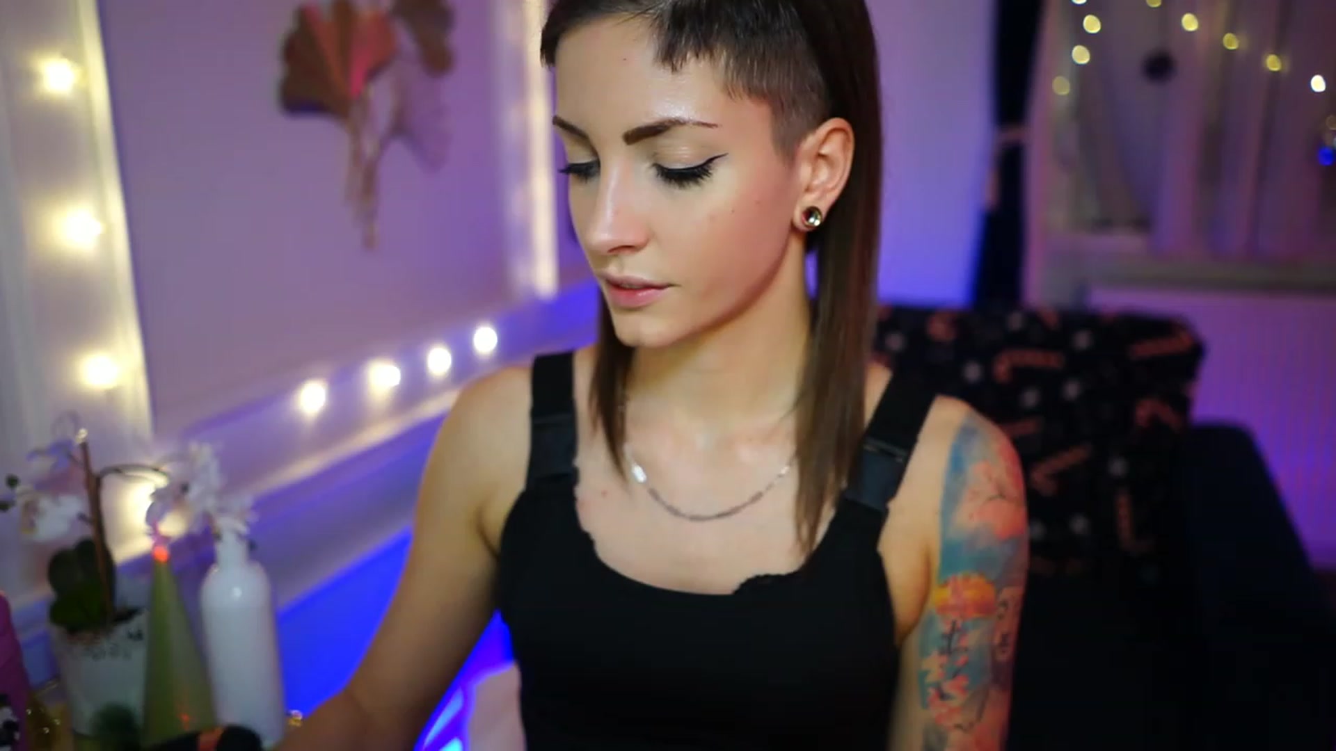 Gallery image thumbnail from Kend_dall's myfreecams stream on, 12/09/2022, 17:17 image 7 of 20