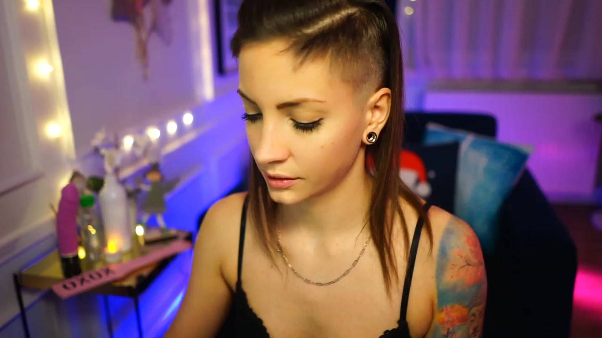 Gallery image thumbnail from Kend_dall's myfreecams stream on, 12/11/2022, 22:24 image 1 of 20
