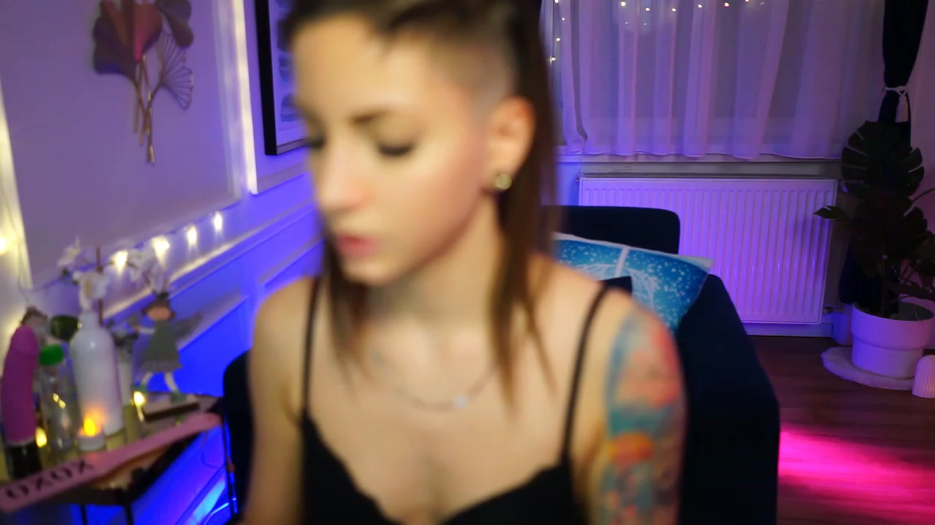 Gallery image thumbnail from Kend_dall's myfreecams stream on, 12/12/2022, 24:02 image 7 of 20