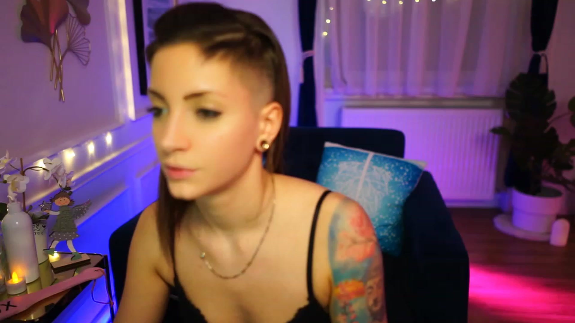 Gallery image thumbnail from Kend_dall's myfreecams stream on, 12/12/2022, 24:02 image 14 of 20