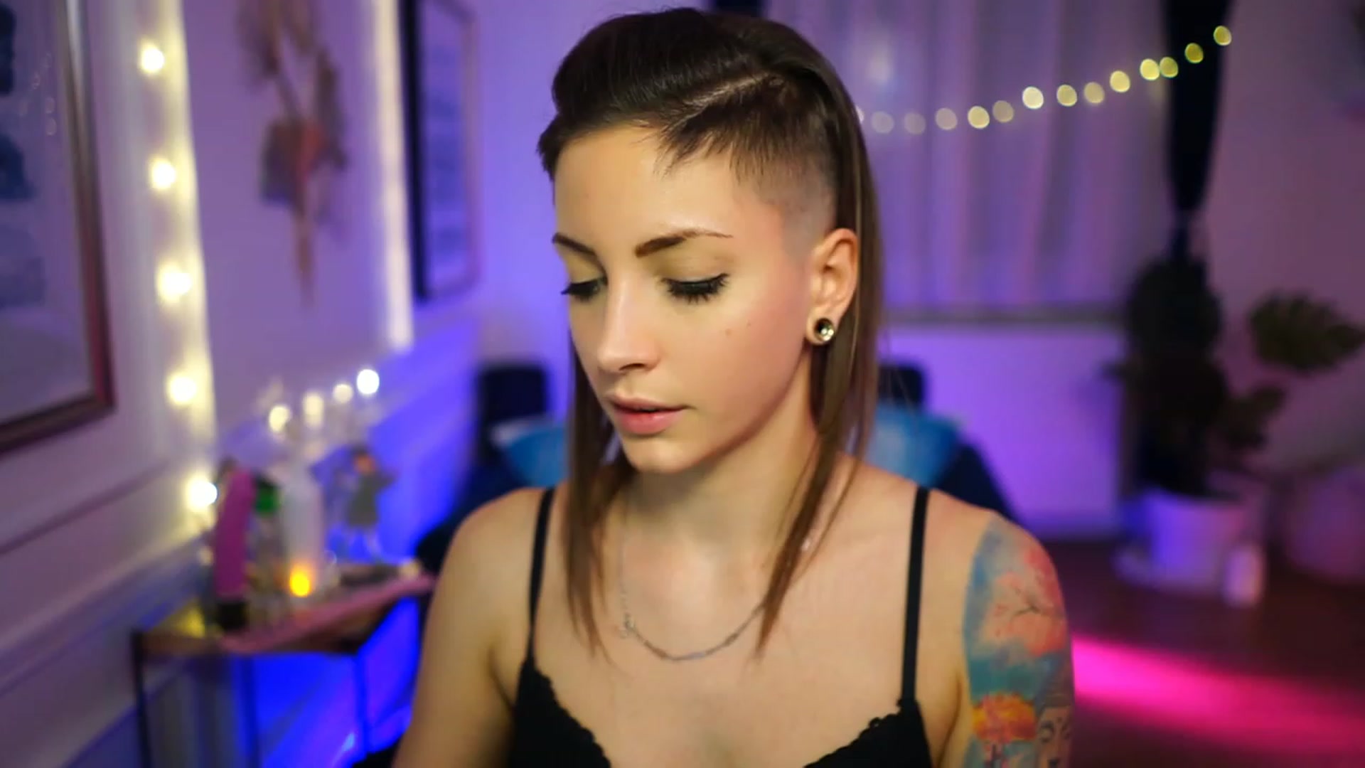 Gallery image thumbnail from Kend_dall's myfreecams stream on, 12/12/2022, 24:02 image 20 of 20