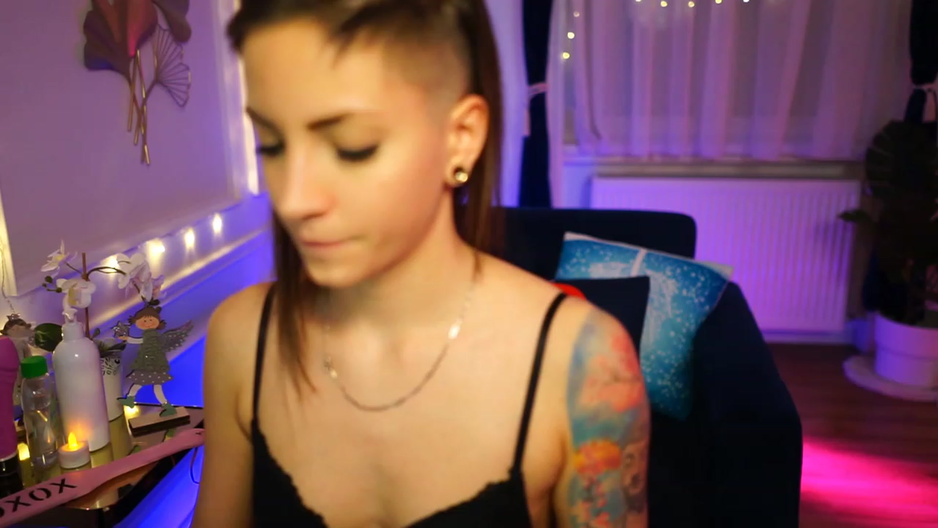 Gallery image thumbnail from Kend_dall's myfreecams stream on, 12/12/2022, 24:02 image 9 of 20